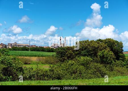 Une raffinerie de sucre à grande grue utilisée pour réparer les piles de fumée en dehors de la saison lorsqu'elle est hors production Banque D'Images