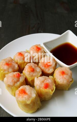 Image Verticale Des Boulettes Chinoises Cuites À La Vapeur Ou Des Shumai Remplies De Crevettes Et De Porc Banque D'Images