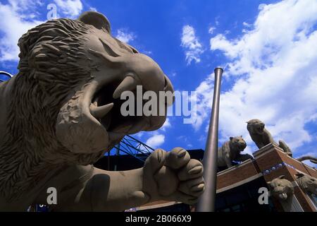 ÉTATS-UNIS, MICHIGAN, DETROIT, TIGER STADIUM, STATUE DU TIGRE À L'ENTRÉE Banque D'Images