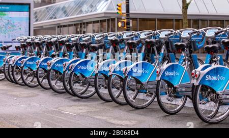 Vancouver, C.-B. Canada - 13 mars 2019 : une rangée de bicyclettes à la station Mobi Bike-Share. Banque D'Images