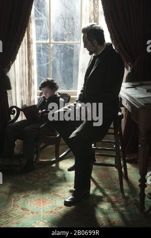 DATE de sortie: 16 novembre 2012, TITRE: Lincoln STUDIO: Vingtième siècle Fox DIRECTEUR: Steven Spielberg COMPLOT: Comme la guerre civile américaine continue de rage, le président américain lutte avec le carnage sur le champ de bataille comme il lutte avec beaucoup à l'intérieur de son propre cabinet sur la décision d'émancipation des esclaves. Avec : Daniel Day-Lewis, Sally Field, David Strathairn. (Image De Crédit: © Twentieth Century Fox/Entertainment Pictures) Banque D'Images