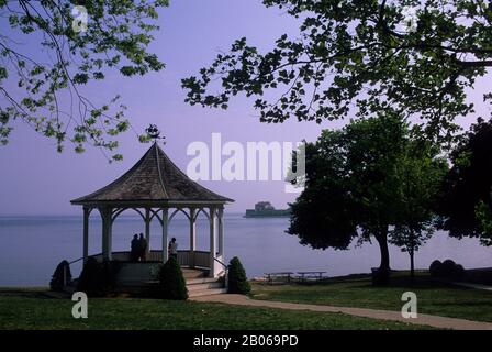 CANADA ONTARIO NIAGARA-ON-THE-LAKE, QUEEN'S ROYAL PARK, FORT NIAGARA EN ARRIÈRE-PLAN Banque D'Images