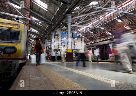 Chhatrapati Shivaji Maharaj Terminus (CSMT), anciennement Victoria Terminus, est une gare ferroviaire historique et classée au patrimoine mondial de l'UNESCO. Banque D'Images