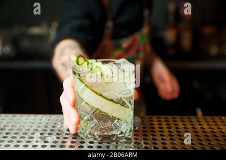 Eau Rafraîchissante Avec Concombre. Détox l'eau dans un verre. Banque D'Images