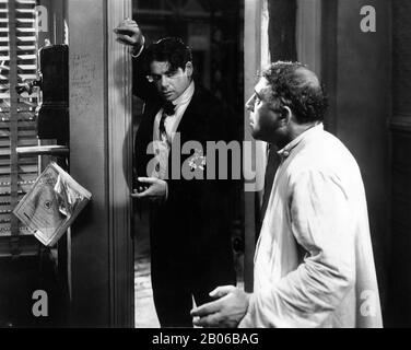 Paul Uni comme Tony Camonte et HENRY ARMETTA à SCARFACE 1932 directeurs HOWARD HAWKS et RICHARD ROSSON roman Armitage Trail Screen histoire Ben Hecht producteur Howard Hughes The Caddo Company / United Artists Banque D'Images