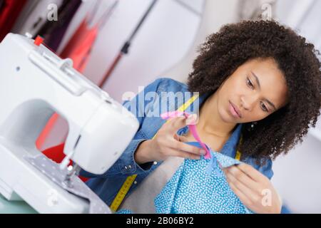 femme couturière couture tissu sur machine à coudre Banque D'Images