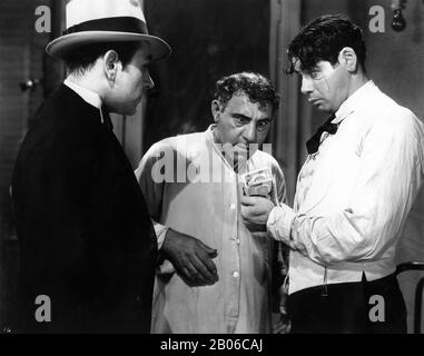 George RAFT HENRY ARMETTA et PAUL Uni comme Tony Camonte à SCARFACE 1932 directeurs HOWARD HAWKS et RICHARD ROSSON roman Armitage Trail Screen histoire Ben Hecht producteur Howard Hughes The Caddo Company / United Artists Banque D'Images