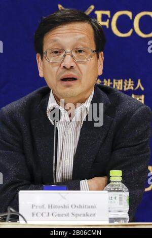 Tokyo, Japon. 19 février 2020. Hitoshi Oshitani Professeur de département de virologie à la Tohoku University Graduate School of Medicine parle lors d'une conférence de presse au Foreign Corintifants' Club of Japan. Le professeur Oshitani répond aux questions de la presse sur la nouvelle épidémie de coronavirus au Japon, qui a déjà signalé au moins 616 cas, dont 542 passagers du navire de croisière Diamond Princess amarré au port de Yokohama. Crédit: Zuma Press, Inc./Alay Live News Banque D'Images