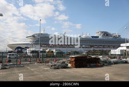 Yokohama, Japon. 19 février 2020. La photo prise le 19 février 2020 montre la « seconde Princesse », un navire de croisière qui a été mis en quarantaine au port de Yokohama au Japon, le 19 février 2020. Les passagers du nouveau navire de croisière Diamond Princess, infligé à des coronavirus, ont commencé à débarquer mercredi au port de Yokohama du Japon après une période de quarantaine de deux semaines. Au moins trois jours, près de 3 000 personnes débarqueront du navire, ce qui a jusqu'à présent confirmé 542 cas de virus provoquant la pneumonie, selon le gouvernement. Crédit: Xinhua/Alay Live News Banque D'Images