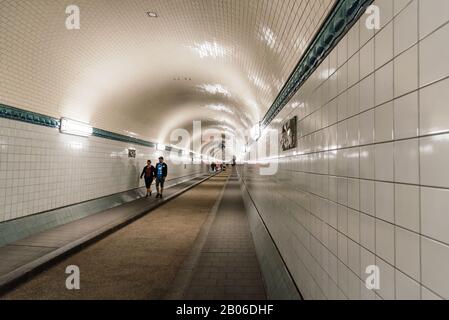 Hambourg, Allemagne - 4 août 2019 : le vieux tunnel Elbe ou le tunnel St. Pauli Elbe, ouvert en 1911, est un tunnel piétonnier sous la rivière Elbe Banque D'Images