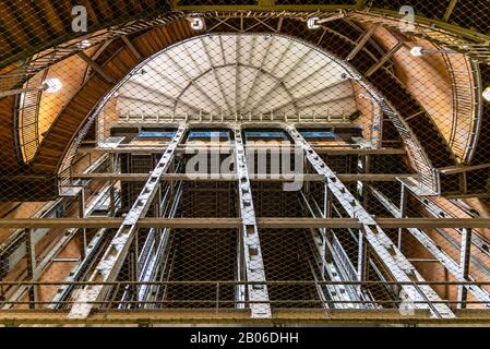 Hambourg, Allemagne - 4 août 2019 : le vieux tunnel Elbe ou le tunnel St. Pauli Elbe, ouvert en 1911, est un tunnel piétonnier sous la rivière Elbe Banque D'Images