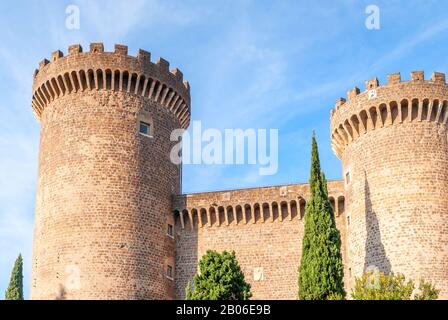 Ancien château avec tours de Rocca Pia dans le centre de Tivoli, région du Latium, Italie Banque D'Images