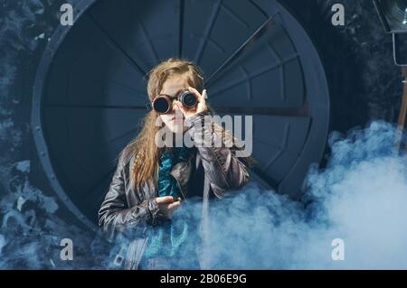 Belle jeune fille steampunk sur fond vintage, modèle dans le style d'un steampunk dans un beau studio créatif. Mode, style Banque D'Images