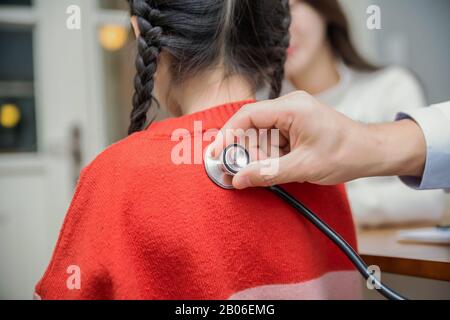 Concept de santé, de médecine et de personnes. Médecin de sexe féminin ou masculin travaillant à l'hôpital 079 Banque D'Images