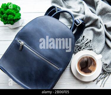 Sac à dos en cuir bleu pour femme. Pose plate. Vue de dessus. Banque D'Images