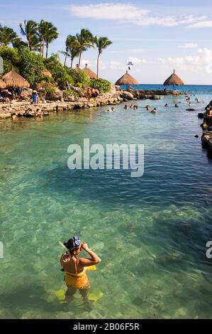 MEXIQUE, PRÈS DE CANCUN, PARC À THÈME XCARET ECO, TOURISTES Banque D'Images