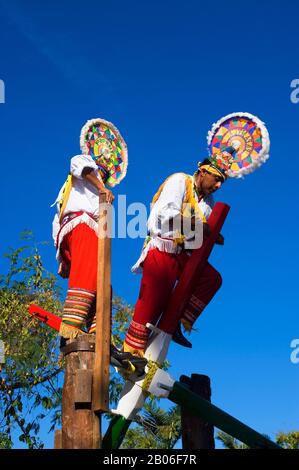 MEXIQUE, PRÈS DE CANCUN, PARC THÉMATIQUE XCARET ECO, DANSEURS MAYAS QUI FONT LA DANSE NHUAS Banque D'Images