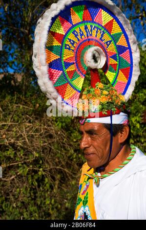 MEXIQUE, PRÈS DE CANCUN, XCARET ECO THEME PARK, MAYAN NHUAS DANSE, PORTRAIT DE DANSEUSE Banque D'Images