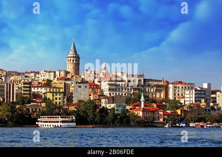 Istanbul avec des nuages spectaculaires - quartier de Galata, Turquie Banque D'Images