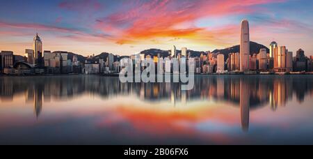Hong Kong au lever du soleil avec la réflexion, financières downtow avec gratte-ciel Banque D'Images