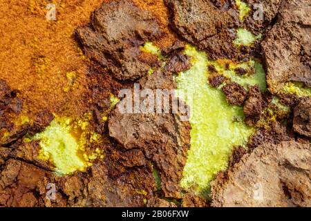 Paysage apocalyptique abstrait et coloré comme paysage lunaire du lac Dallol au cratère du volcan Dallol, dépression de Danakil, Ethiopie Banque D'Images