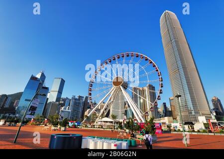 Hong Kong, Chine - 16 octobre 2019: Horizon avec le Centre financier international et la roue d'observation dans le quartier financier de Hong Kong sur un soleil Banque D'Images