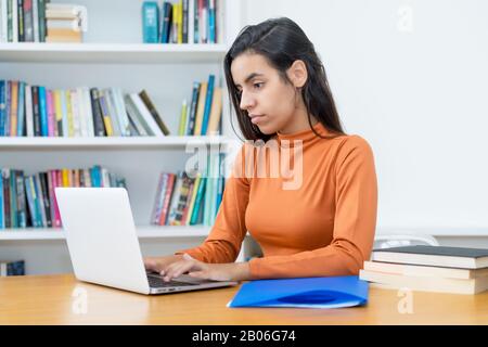 Jeunes femmes turques étudiant apprentissage à l'ordinateur isolé sur fond blanc pour la découpe Banque D'Images