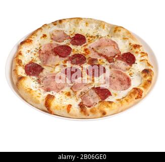 Délicieuse pizza avec salami, jambon, mozzarella, isolée sur fond blanc Banque D'Images