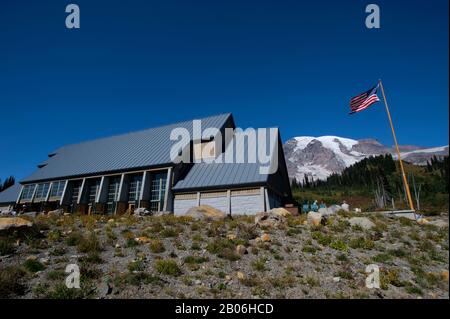 ÉTATS-UNIS, ÉTAT DE WASHINGTON, PARC NATIONAL DU MONT RAINIER, PARADISE, HENRY M. JACKSON MEMORIAL VISITOR CENTER WITH MT. RAINIER EN ARRIÈRE-PLAN Banque D'Images