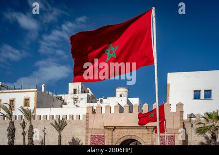 Drapeaux marocains agitant dans l'air Banque D'Images