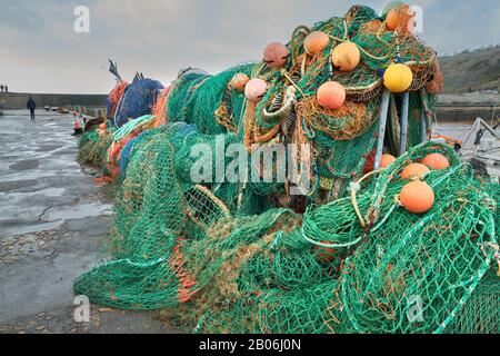 Filets de pêche et engins sur un mur dans le port de Lyme Bay à Lyme Regis sur la côte de la Manche à Dorset, en Angleterre. Banque D'Images