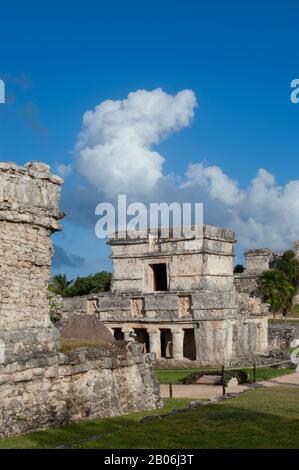 MEXIQUE, PÉNINSULE DU YUCATAN, PRÈS DE CANCUN, RIVIERA MAYA, RUINES MAYAS DE TULUM AVEC TEMPLE DES FRESQUES Banque D'Images