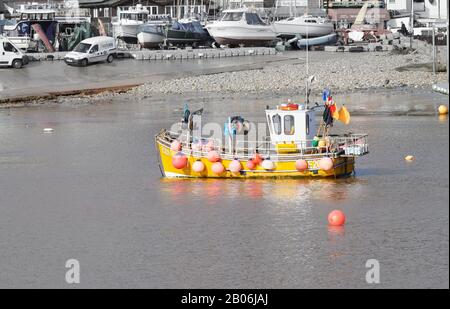 Petit bateau de pêche amarré dans le port de Lyme Bay à Lyme Regis sur la côte de la Manche à Dorset, en Angleterre. Banque D'Images