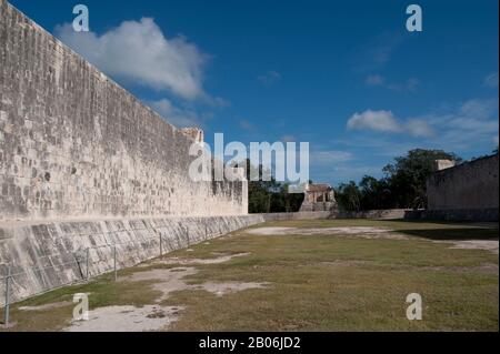 MEXIQUE, PÉNINSULE DU YUCATAN, PRÈS DE CANCUN, LES RUINES MAYAS DE CHICHEN ITZA, LA GRANDE COUR DE BALLE AVEC LE TEMPLE BARBU DE L'HOMME EN ARRIÈRE-PLAN Banque D'Images