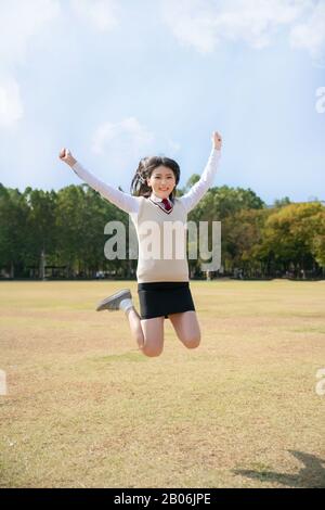 Vie quotidienne des élèves du secondaire, les adolescents asiatiques portent un uniforme à l'université avec leurs amis 031 Banque D'Images