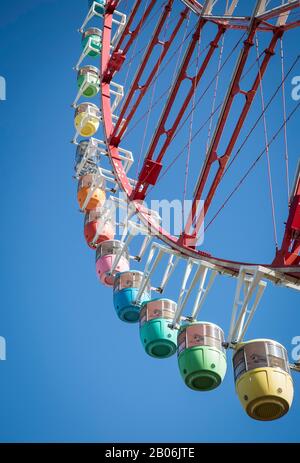 Gondoles colorées devant un ciel bleu, roue Daikanransha Ferris, Palette Town, Odaiba, Tokyo, Japon Banque D'Images