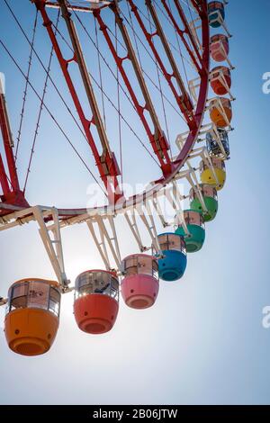 Gondoles colorées devant un ciel bleu, roue Daikanransha Ferris, contre-jour, Palette Town, Odaiba, Tokyo, Japon Banque D'Images