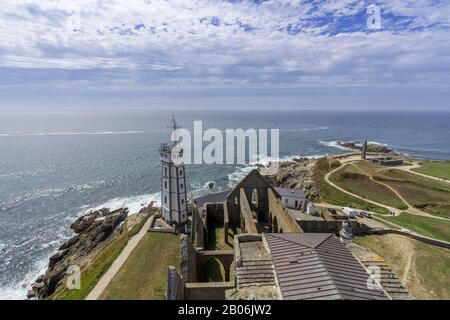 Vue du phare Saint Mathieu au phare militaire et aux ruines de l'abbaye, Plougonvelin, Département Finistère, France Banque D'Images