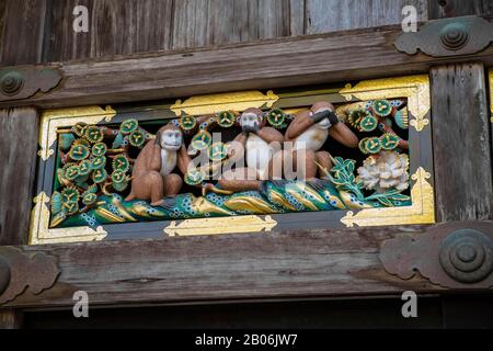 La célèbre sculpture des trois singes sur la façade de la Sainte écurie, sanctuaire Tosho-gu Shinto, Nikko, préfecture de Tochigi, Japon Banque D'Images