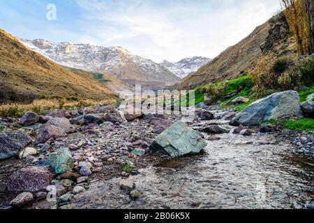 Vallée avec ruisseau dans la montagne de l'Atlas au coucher du soleil, Maroc Banque D'Images