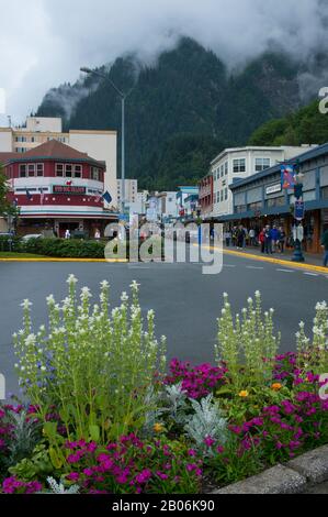 Scène de rue au centre-ville de Juneau, Alaska, USA avec le Red Dog Saloon historique Banque D'Images