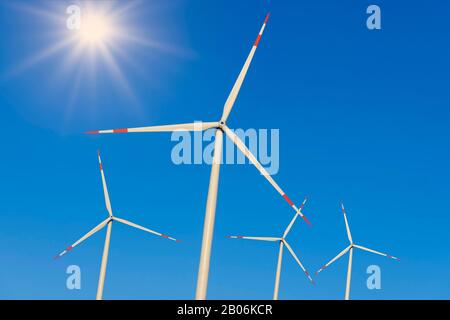 Digital Composing, éoliennes devant le ciel bleu, Allemagne Banque D'Images
