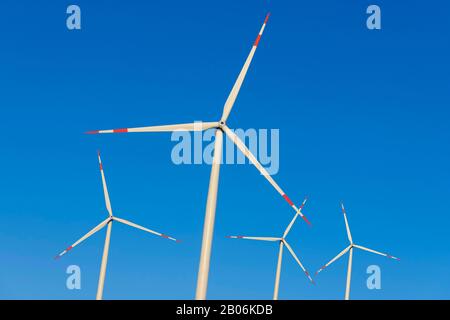 Digital Composing, éoliennes devant le ciel bleu, Allemagne Banque D'Images