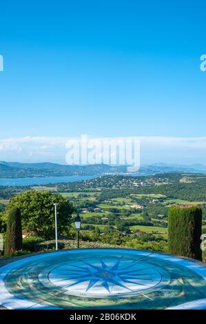 Point de vue avec compas rose, Golfe de Saint-Tropez, Gassin, Var, Provence-Alpes-Côte d'Azur, France Banque D'Images