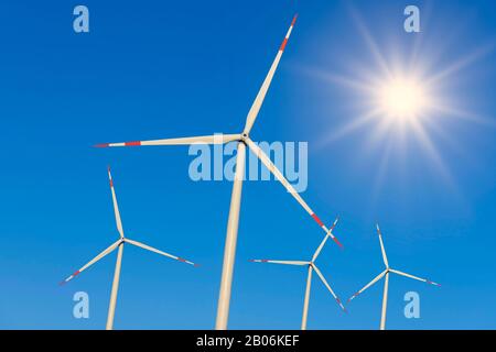 Digital Composing, éoliennes devant le ciel bleu, Allemagne Banque D'Images