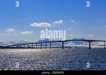 Pont de Sandnessund au-dessus du Sandnessund en contre-jour, paysage de montagne, Tromso, Troms, Norvège Banque D'Images