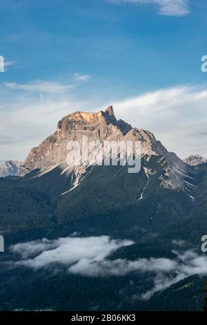 Chaîne De Montagnes, Monte Pelmo, Dolomites, Belluno, Italie Banque D'Images