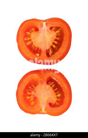 Demi-légumes de tomate isolés sur blanc. Vue de dessus. Banque D'Images