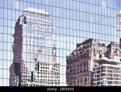 Les vieux bâtiments de New York se reflètent dans les fenêtres d'un gratte-ciel moderne, avec un fond urbain coloré. Banque D'Images