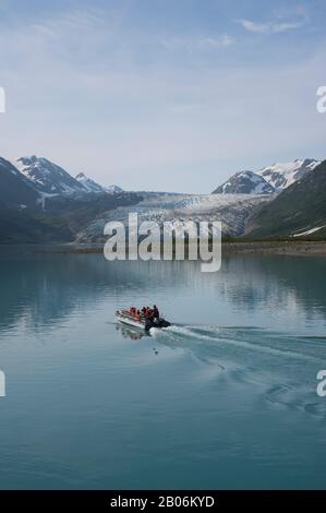 Les passagers des navires de croisière Endeavour le safari en bateau près de Reid Glacier dans le Parc National de Glacier Bay, Alaska, USA Banque D'Images